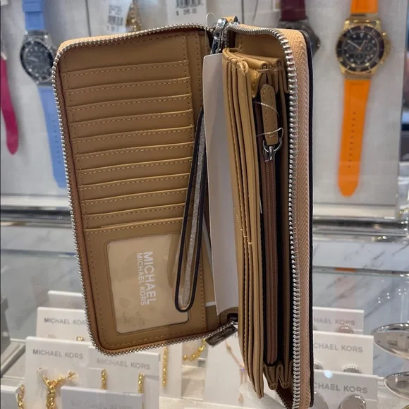 MICHAEL KORS Lg Pebbled Leather Continental Wallet Wristlet Phone Holder
Peanut - Picture 10 of 16